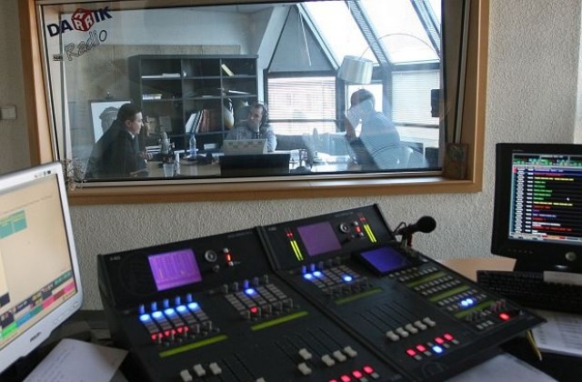 Министри се правят на журналисти в Дарик радио