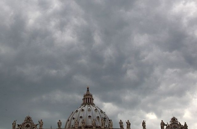 Главният астроном на Ватикана: Краят на света поне засега не настъпва