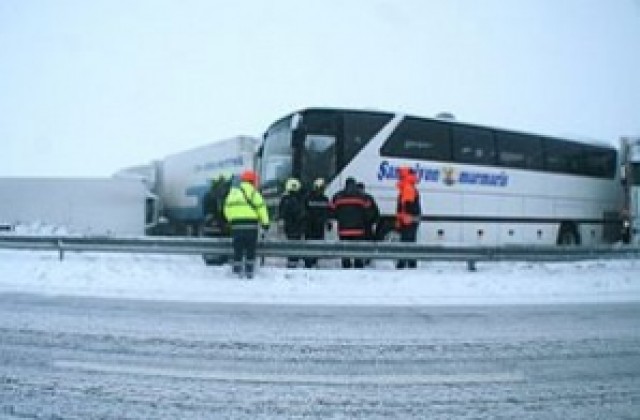Автобус с 30 пътници падна в дере на влизане в София