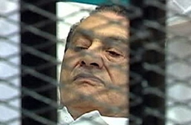 Мубарак е прехвърлен от затвора във военна болница