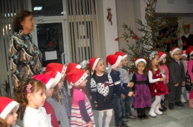 Дядо Коледа дойде в ОДЗ Славейче с огромен чувал подаръци