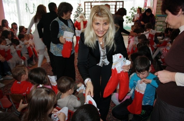 Дядо Коледа и Снежанка раздадоха подаръци и лакомства на децата в Стражица