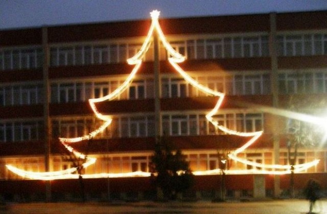Светещата елха на ОУ Славейков спечели конкурса Магията на Коледа