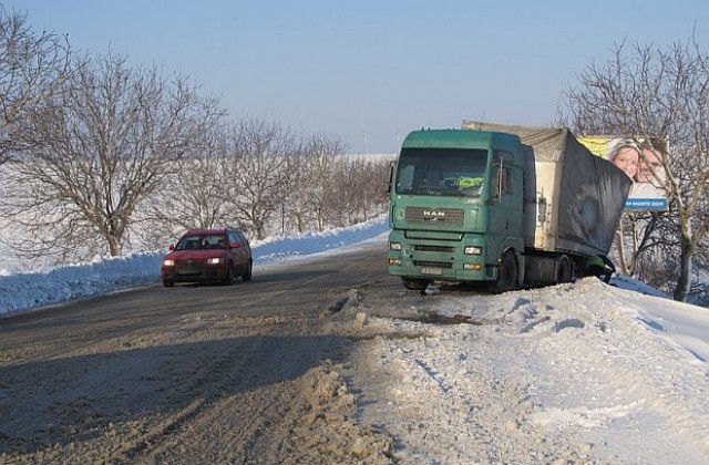 Затворени пътища има в областите Варна, Добрич, Шумен и Силистра