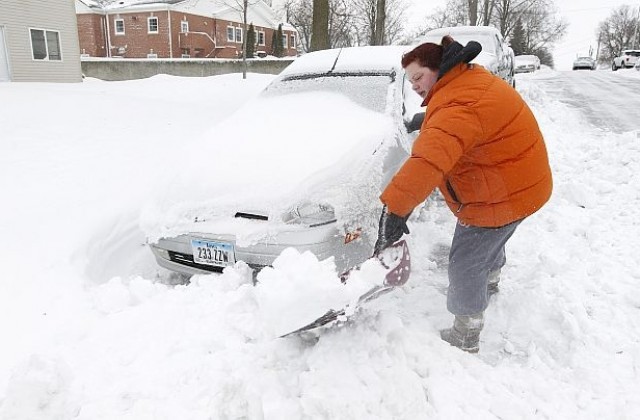 Снежни бури оставиха без ток 100 000 души в САЩ