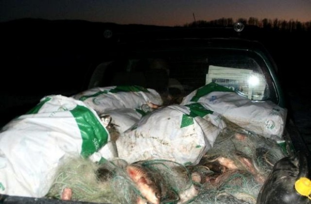 Инспектори от ИАРА иззеха 3 км мрежи с 400 кг риба