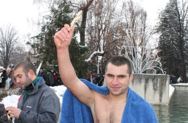 19-годишният Руси Димитров извади богоявленския кръст в Търговище