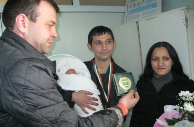 Първото бебе за 2013 г. в Гоце Делчев получи подаръци от Общината