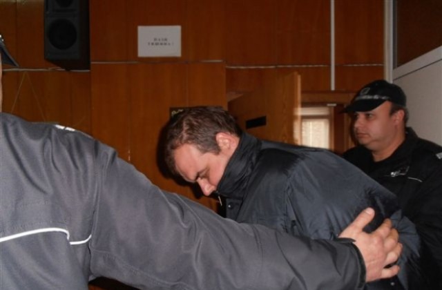 Контрабандистът на 13 кг кокаин остава в ареста