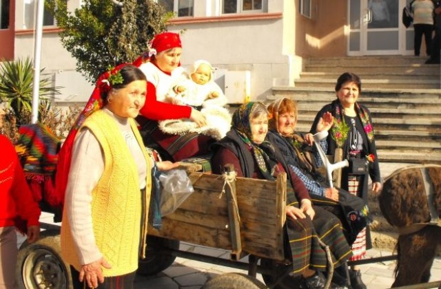 Амулети с чесън и паричка – за здраве и късмет завързаха баби-орисници на бебетата в община Струмяни