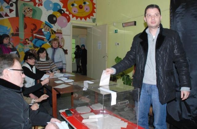 Министър Добрев: Гласувах с надеждата да сложим край на една 30-годишна агония