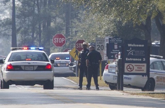 Мъж нападна училищен автобус в Алабама и уби шофьора, има заложници