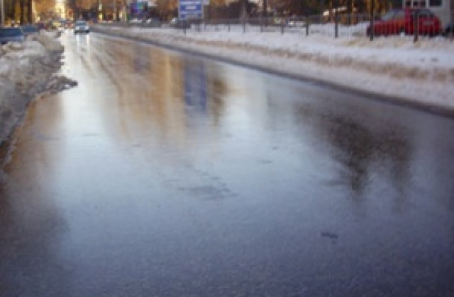Частично мокри пътища в Добричко