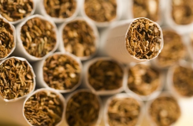 Задържаха над 300 000 къса контрабандни цигари, скрити в микробус