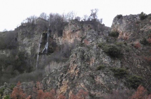 Туристи се радваха на водопада при село Полска Скакавица