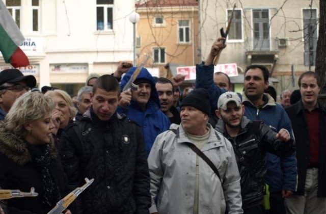 Калашници и гърмежи пред ЕВН в Пловдив