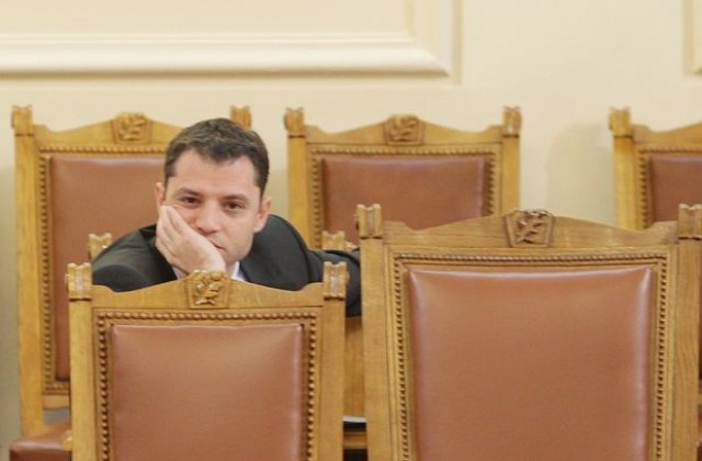 БСП внесе сигнал за конфликт на интереси срещу министър Делян Добрев