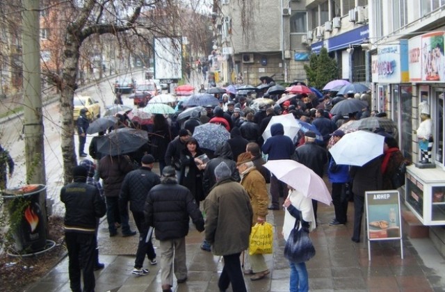 Близо 200 излязоха на протест срещу монополите, зарязаха високите сметки за ток