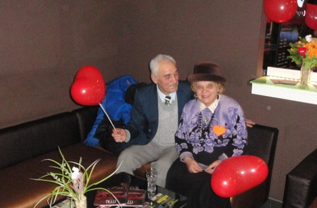 81-годишният Руси и 82-годишната Мария със специалната награда от турнира по боулинг
