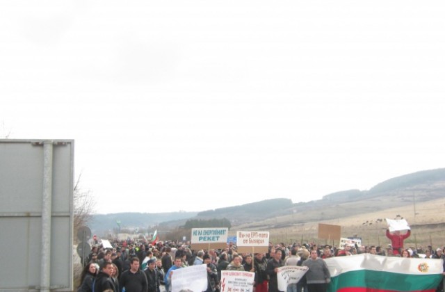 Блокадите в Дупница продължават, километрични опашки по Е-79