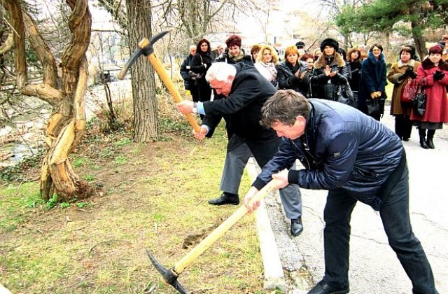 Кметът Андон Тотев направи първа копка за обновяване на градския парк