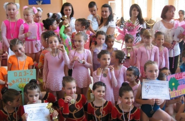 Малки гимнастички от Мездра представят България на международен турнир