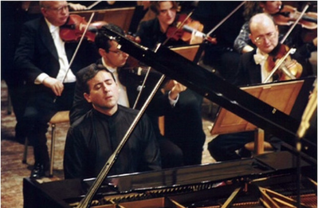 Световноизвестният Людмил Ангелов свири с Плевенска филхармония