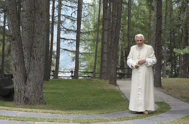 Ватиканско „гей лоби” принудило Бенедикт XVI да отстъпи папския престол