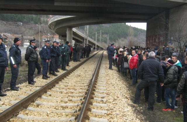 Дупничани шестват от барикадите до центъра, стъпиха и на жп линията