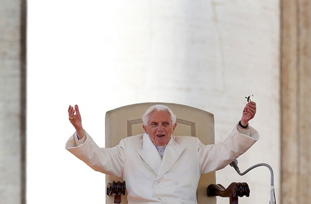 Бенедикт XVI обеща абсолютно покорство пред новия папа
