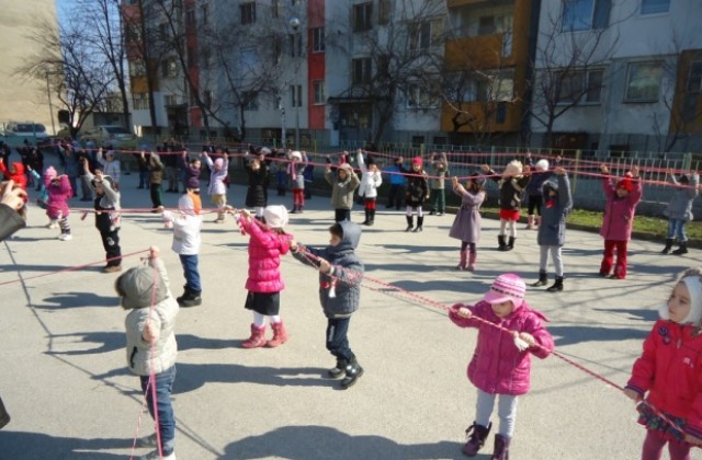 Деца от Силистра вързаха най-дългата мартеница