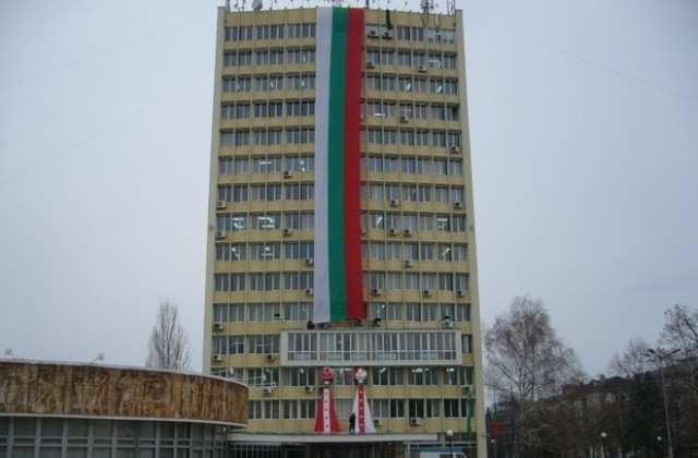 В Димитровград пак декорират общината с 32-метров трикольор