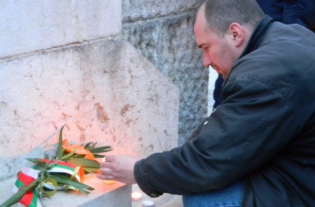 Великотърновци почетоха паметта на самозапалилите се Пламен и Траян