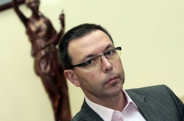 Спецпрокуратурата трудно работи с полицията, призна Светлозар Костов