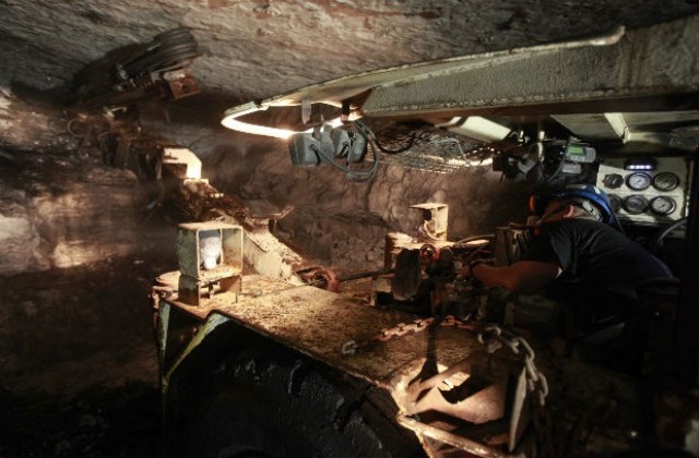 Спасиха 19 миньори, затрупани след земетресение в Полша