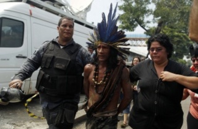 СНИМКИ: Полицията в Рио прогони протестиращи аборигени от „Маракана“