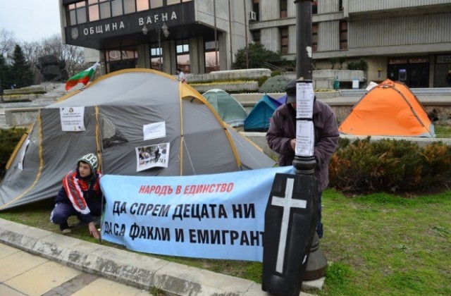 Протестиращи във Варна крадат уличен ток за палатковия си лагер