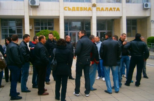 50 души подкрепиха полицая от с. Баня в Благоевград, 20 протестираха срещу монополите