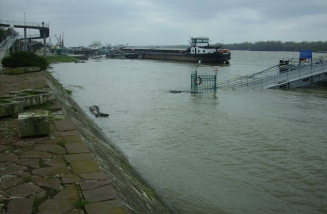 Нивото на Дунав е в застой, язовир „Доспат” продължава да прелива