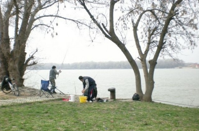 Забраняват любителския риболов от средата на април