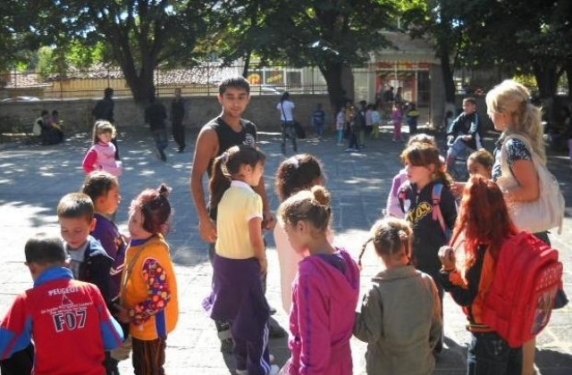 Благотворителен базар набира средства за летен лагер на 25 деца