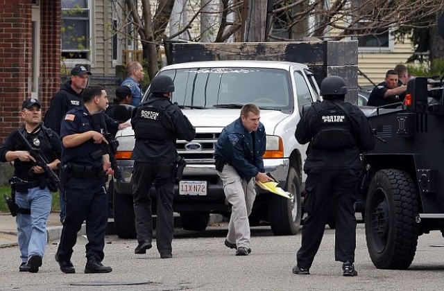Повече от 12 часа продължава издирването на втория заподозрян за атентата в Бостън