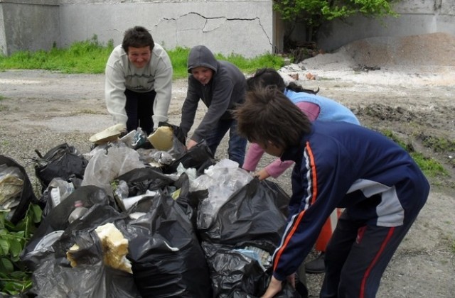 Ученици почистиха района около училище СОУ „Св. Паисий Хилендарски“