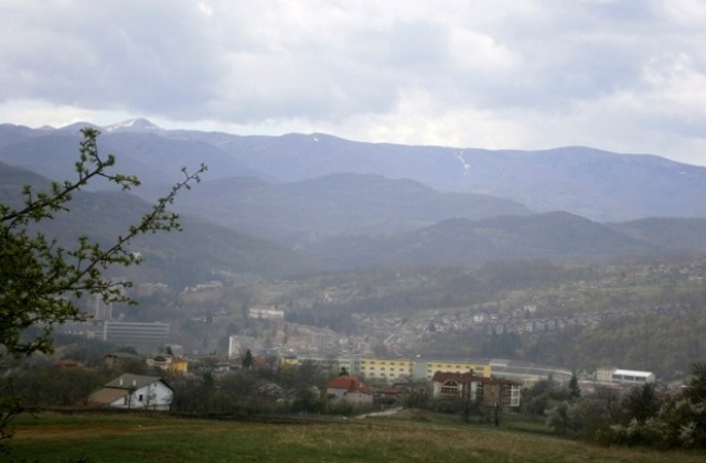 Облаци на изток и слънце на запад