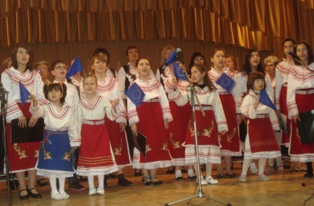 Лазарки от Нов път с песенен благослов в село Добрич