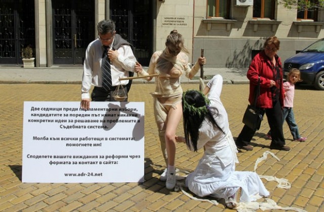 Съблякоха Темида гола пред правосъдното министерство