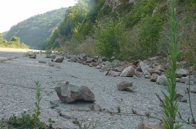 Срутище край Нареченски бани затруднява движението по пътя Пловдив-Смолян
