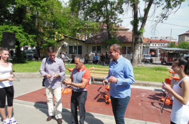 Големият Йордан Йовчев откри и изпробва площадка за стрийт фитнес в Кюстендил