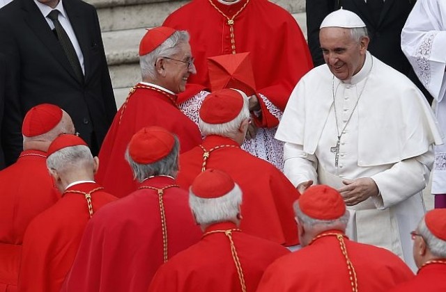 Папа Франциск канонизира първите светци след интронизирането си