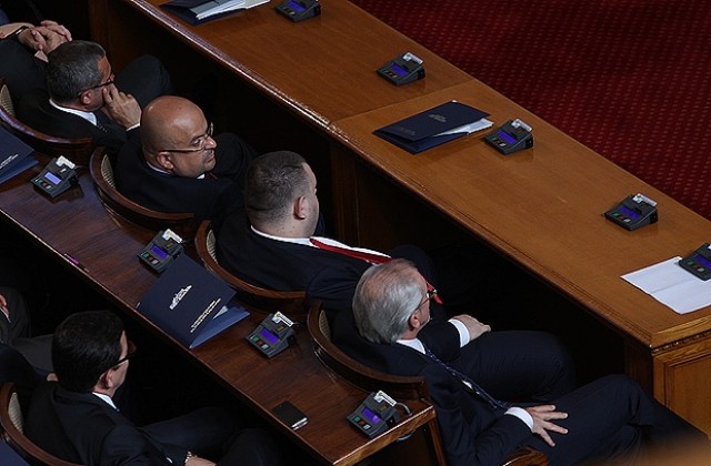 АФП: Новият български парламент започва работа в условията на криза